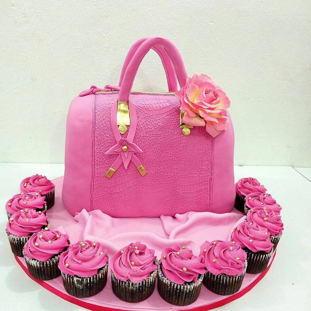 Bakeशाला on X: Pink Designer Handbag Cake and Cupcakes #DesignerCake  #Cupcakes #onlinecakeshop #bagcakes #cakesofinstagram #instagramcakes  #DeSkanus #Cake  / X