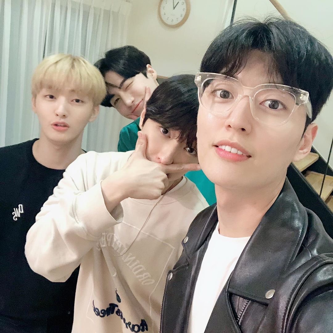 jsjs6666's tweet photo. 이게 바로 실친이지~! 으아~~ https://t.co/hPd7NLpQQK