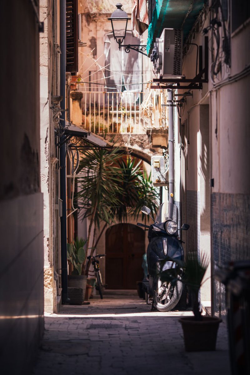 Ciara_Menzies's tweet photo. Not sure how confident I would feel driving one of these down a lane avoiding tourist while eating an ice cream...but I'd sure give it a try!
#Sicily #Sicilia #sicilyexperience #vespa #italia #italy #capturelight #everydaylife #streetphotography #architecture https://t.co/8XaUGoL5nP