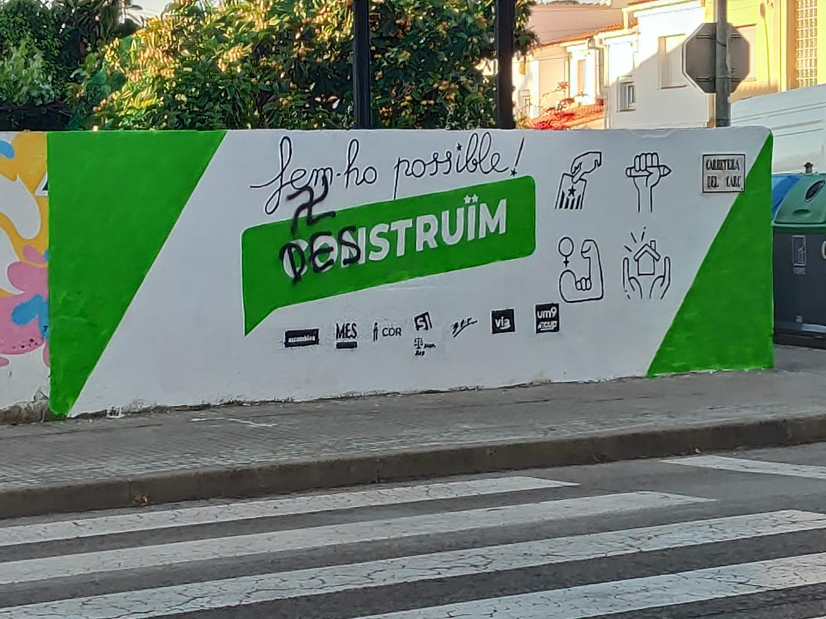 UM9CUPConstruim's tweet photo. Avui ens hem llevat amb un dels nostres murals pintats. Nosaltres volem construir, ells destruir. Però la intolerància i el feixisme no tenen lloc en un municipi viu, alegre i combatiu. 
Mes no serà! Per més que feu, no passareu!!
#spribes #FemHoPossible https://t.co/7PpIVhoYyI