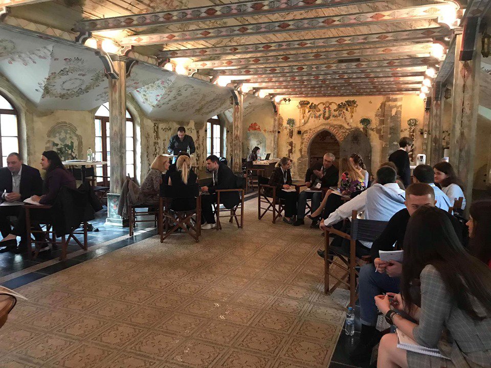 DipAcademyUA's tweet photo. #MediaTraining is the next step of #DAOS_3 study process. Nice to see @RT_MediaTrainer here, one of the most experienced and successful trainers in the🇬🇧who has worked with statesmen/women and politicians from all over the world preparing them for interviews and effective comms. https://t.co/CpVpGr8phY