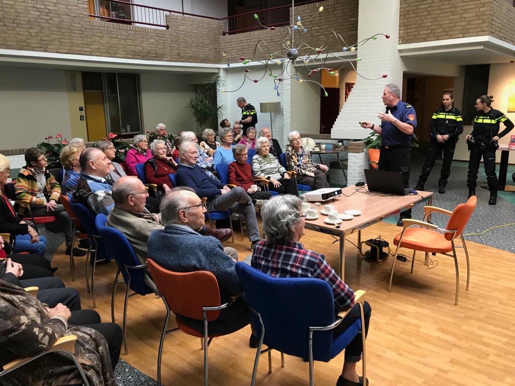 Een maand geleden voorlichting gegeven in de Prinsenhof (brand Schoolstraat) over brand in en rond de woning. Een van de onderwerpen was, als je niet meer kan vluchten ga dan op het balkon staan en maak je kenbaar. Dit is gelukkig goed bij gebleven. Kijk hier doen we het voor.