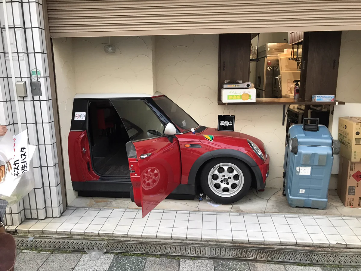 吹田駅の目の前にあるカレー屋さんの入り口がすごいwww発想が凄すぎるwww