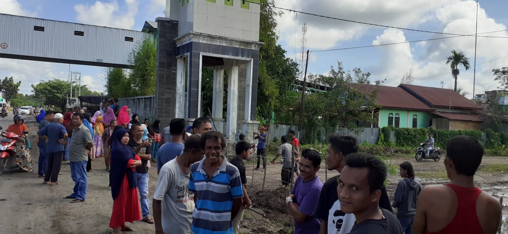 kanopimedia's tweet image. Pasca #sexykillers warga di Nagan Raya, Aceh menutup jalan ke proyek PLTU unit 3 dan 4 serta menutup saluran limbah air dari PLTU setelah 2 kali kejadian ikan mati di parit2 dekat permukiman. @Dandhy_Laksono @watchdoc_ID