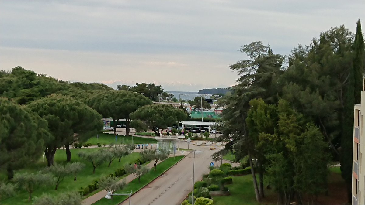 Jamie_Lee_C's tweet image. I nice sight to see waking up to the sea and the alps in the background. #Croatia #JavaCro19