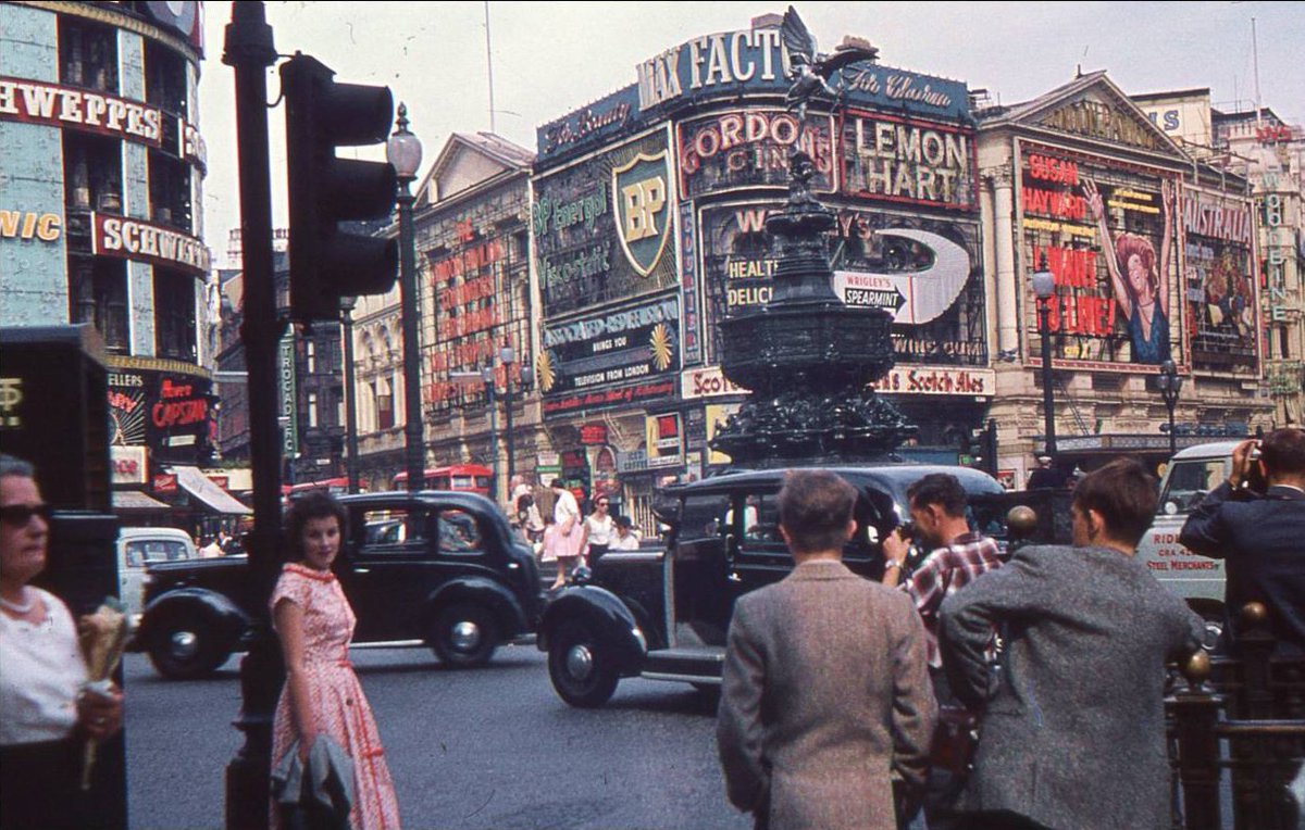 This fabulous shot of Piccadilly Circus in August 1959 was taken by Geoff Knott 😍