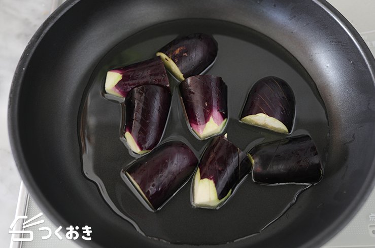 つくおき On Twitter なすとささみの黒酢炒め 黒酢のまろやかな酸味が決め手 簡単に作れて見た目も良いイチオシ料理です なすの皮に斜めの切り込みを入れて油と絡める ささみに片栗粉を薄くまぶし 中火で一緒に炒める 黒酢 醤油 みりん 砂糖を入れ 煮絡め