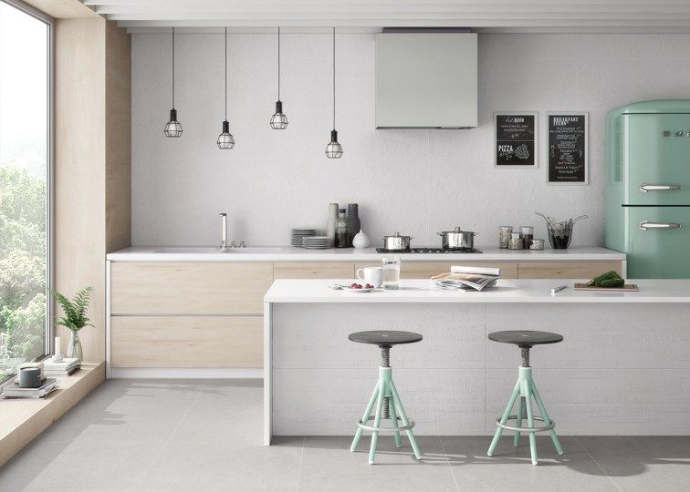 En la decisión de compra, según el informe 'El Consumidor de recubrimientos en España', se observa que, tanto en la #cocina -con un 83%-, como en el #baño -con un 79%-, la #cerámica se sitúa muy por delante del resto de materiales.