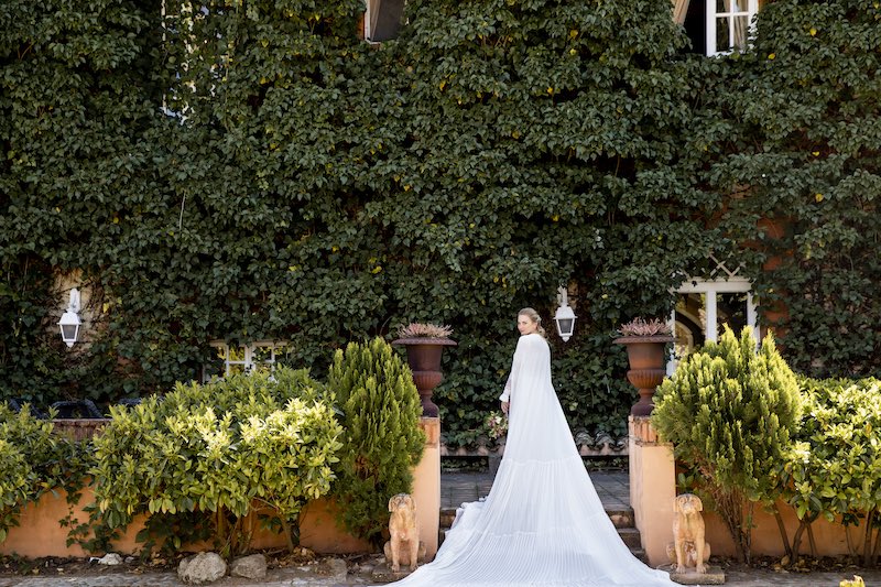 Si piensas en un vestido de novia a lo grande, ¡no te puedes perder el estilismo del post de hoy! La novia de la capa plisada de cuatro metros🌟 bit.ly/2E8qhal
#produccionesLCH #fotografiadeboda #novias2019 #modanupcial #inspiracion