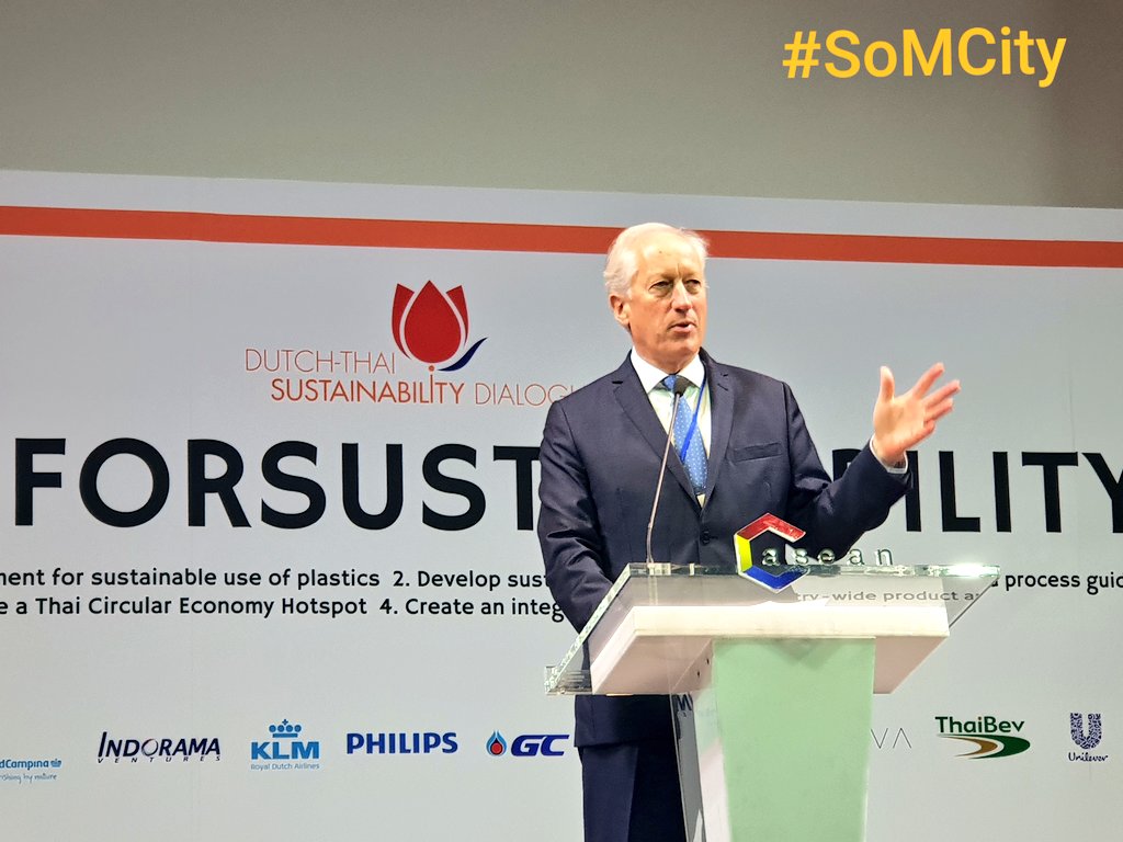 somcity's tweet photo. Here at the Dutch-Thai Sustainable Dialogue Event #SoMCity #BlockchainMango #Sustainability #SignForSustainability #Bangkok #Thailand 😎💝 #CircularEconomy https://t.co/pkHexCVYwW