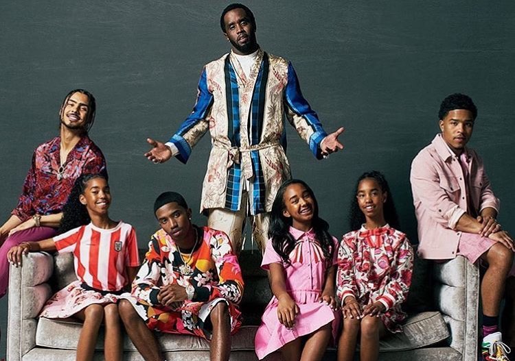 KriticiseT's tweet photo. @Diddy and family amazing picture https://t.co/ce41UeufUS