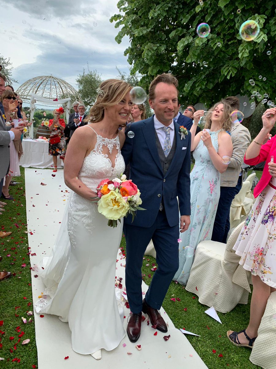 "Oma" Laura romantisch getrouwd in Toscane met Jeroen. 7 "oma's" waren de prachtige bruidsmeisjes.