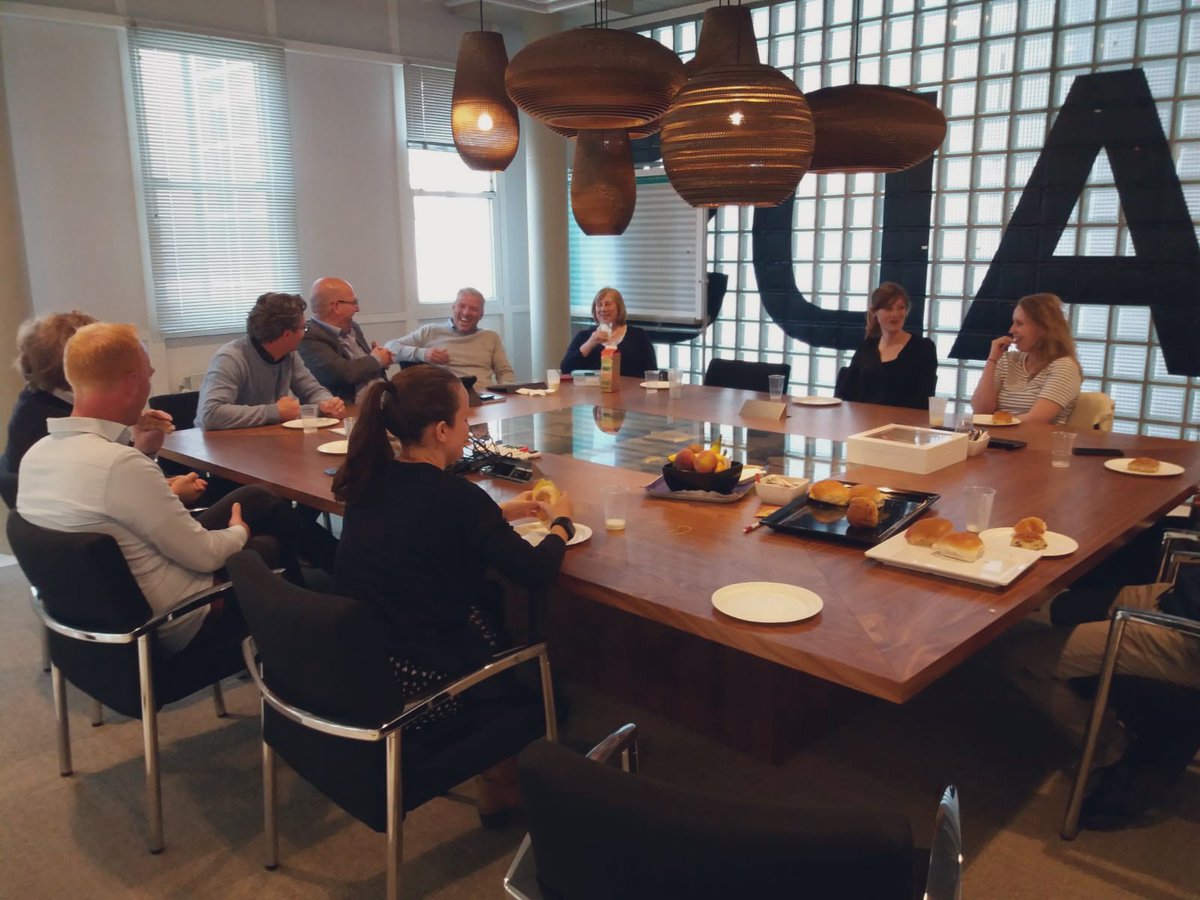 stadsruimte's tweet photo. Vandaag kregen de 6 trainees een introductie van @RuudStellingwe1 over de afdeling, bekeken we de stad door andere ogen dankzij de betrokken @ErnstBokhorst &amp; was er een kennismakingsspel met het MT (@JeroenLubbers1 @VeltkampA). Nog meer zin gekregen in werken bij #036Stadsruimte! https://t.co/1grvGUjfqo