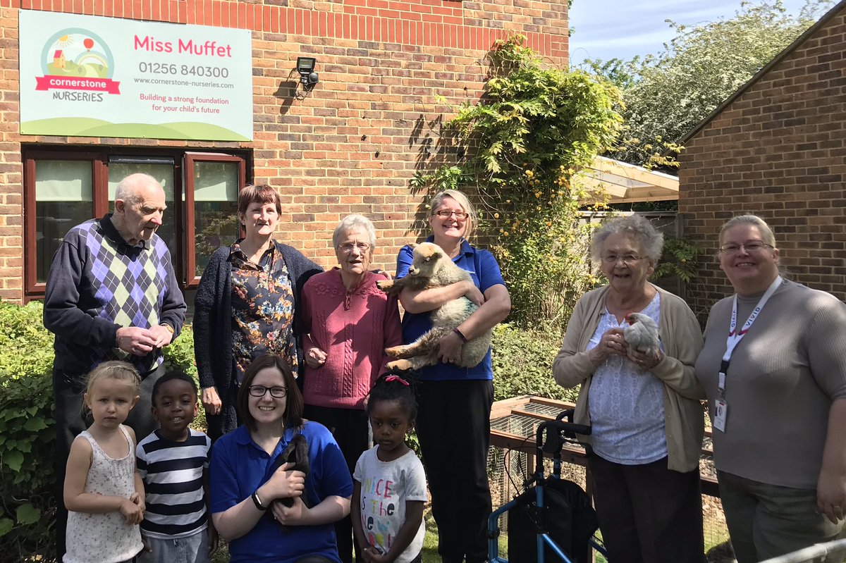 BasingstokeKids's tweet photo. A lovely morning today with the residents from Abbey Court @WeAreVIVIDhomes and the children from Miss Muffet’s. Thank you @WeAreVIVIDhomes &amp; @MillersArk  #intergenerational #youngandoldtogether 😍🐖🐑🦆🐐🐓 @BasGazette_Tim https://t.co/envmtTolmu