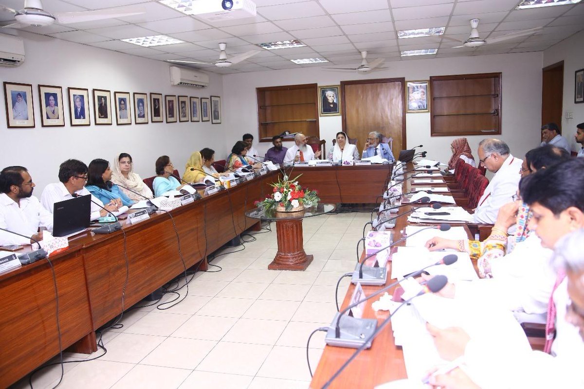 HealthPunjabGov's tweet photo. وزیر صحت پنجاب ڈاکٹر یاسمین راشد کی زیرصدارت فاطمہ جناح میڈیکل یونیورسٹی میں سینڈیکیٹ کا بارہواں اجلاس منعقد۔ https://t.co/7emfIx2YvY