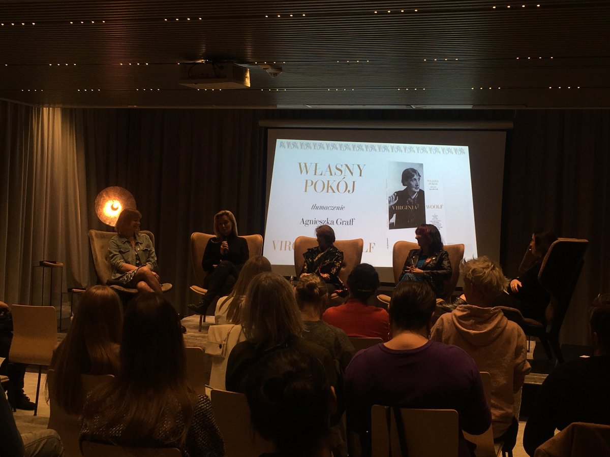 agnieszka_wolak's tweet photo. Startujemy z kobieca trasa, spotkania inspirowane ksiazka Virginii Woolf 'Wlasny pokoj' w 4 miastach! Dziekujemy za wczoraj! ⁦@KarolinaSulej⁩ ⁦@martyna_world⁩ #EwaWoydyllo #SylwiaChutnik  #OsnoVa #wlasnypokoj https://t.co/uyeF2umZuD