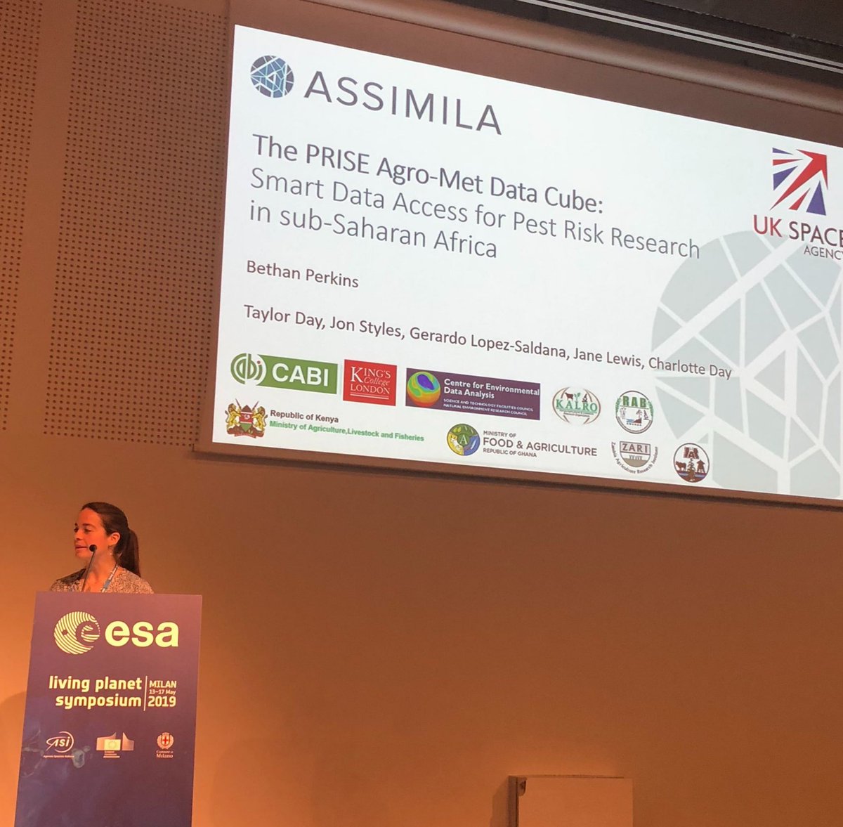 Bethan Perkins presents our @spacegovIPP PRISE project at #LPS19 Using EO and <a href="/CopernicusECMWF/">Copernicus ECMWF</a> C3S data together with <a href="/CABI_News/">CABI</a> to help farmers lose less of their crops to pests and diseases.