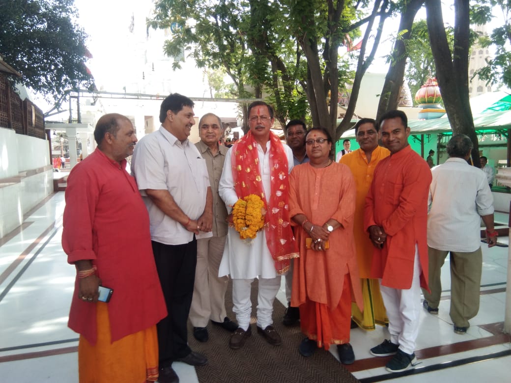 ASinghINC's tweet photo. इंदौर प्रवास के दौरान खजराना में श्री गणेश मंदिर में दर्शन और पूजा अर्चना । https://t.co/XfkXqUUNyv