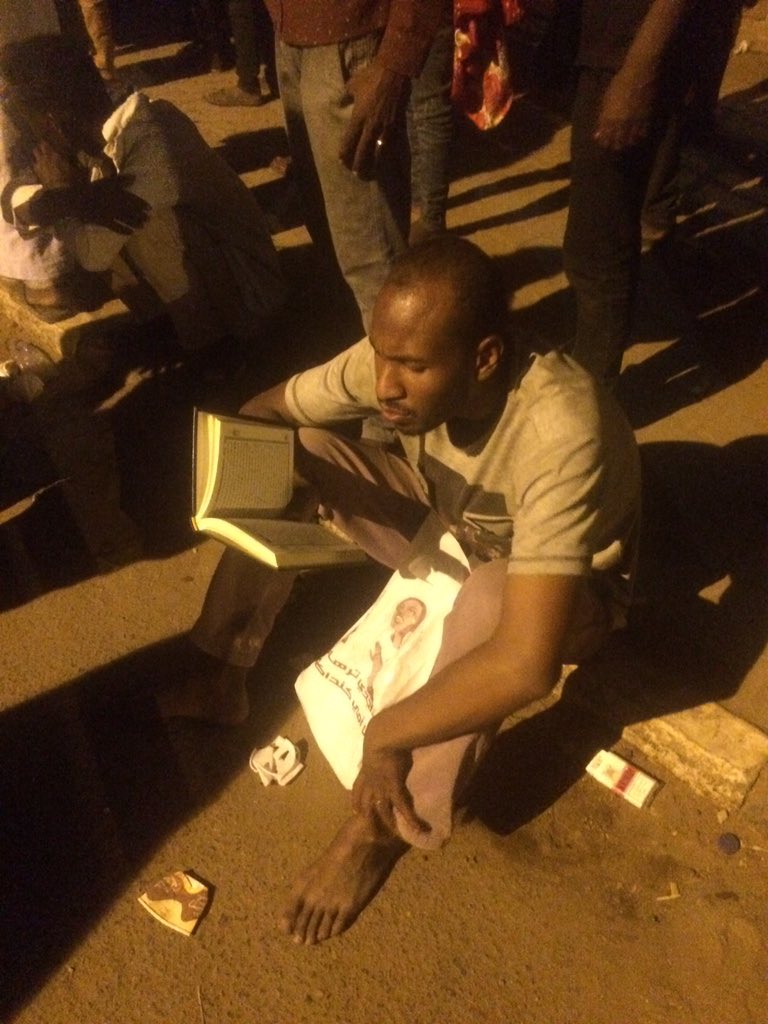 majedovic_1's tweet image. امس اثناء الجو كان مشحون جدا في ترس شارع الجامعة والدعم السريع عرباتهم في مواجهة الثوار وما بيفصلهم غير الترس لقيت الشاب دا بقرأ في القراءن بكامل التركيز في ظل منتصف التوتر
#اعتصام_القيادة_العامة 
#مجزرة_القيادة_العامة