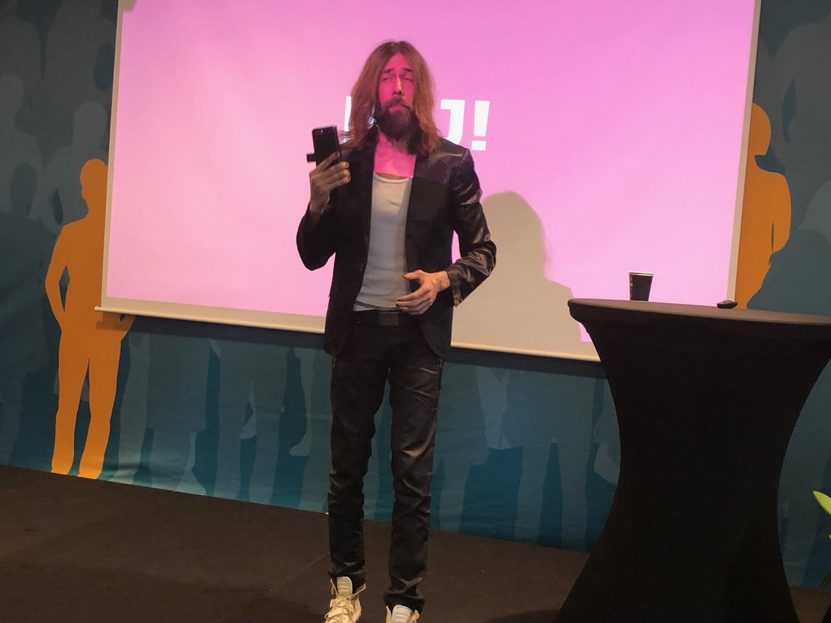 matzskolledarna's tweet photo. Ekonomiprofessor Micael Dahlén uppmanar alla åhörare  att skicka en hälsning till någon som betyder något för dig! Jag väljer att skicka min hälsning och beundran till alla landets skolledare! Tack för ert viktiga arbete! ⁦@Skolledare⁩ #ledandeprofession https://t.co/gCtmECHHV5