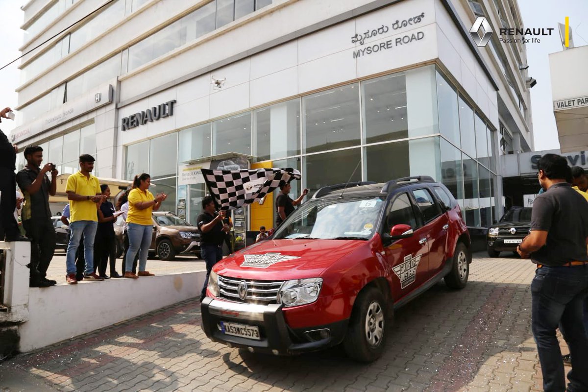 RenaultIndia's tweet photo. Adventure season has officially begun, with the first #ExpeditionDrive from Bengaluru to Kodagu seeing a lot of thrilling activities. The #GangOfDUSTERs took on this challenging route with ease & ended the expedition with zip-lining, rappelling & rock-climbing.
#GANGofDUSTERs2019 https://t.co/gBSYmE46DF