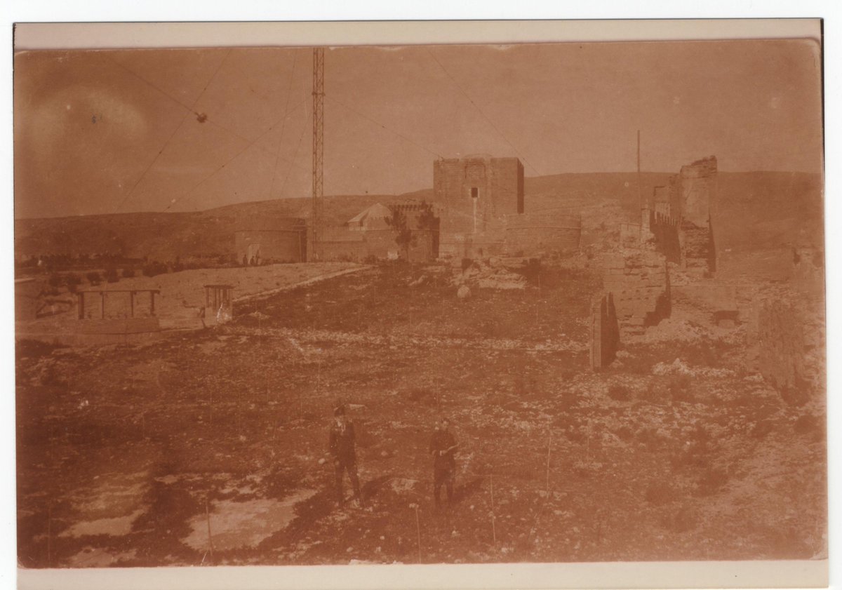 ¿Habéis escuchado la leyenda urbana de la existencia de los pasos subterráneos que unían la @Alcazabaalmeria con diferentes puntos de la ciudad?
Con el descubrimiento de estos "pasadizos", me estreno en esta #MuseumWeek 

[ABRO HILO #SecretsMW]

(y pienso desvelar todo lo que se)