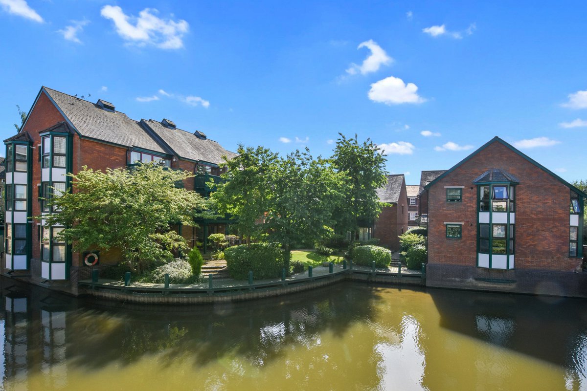 jcpestateagents's tweet photo. UNEXPECTEDLY RE-AVAILABLE Ground floor apartment in riverside development, stunning views from the main rooms and a few steps from Folly Bridge and the city. Gas c/h and kitchen with integrated appliances. NO CHAIN. £410,000. Call (01865) 721122 to book your viewing. https://t.co/EvlxjRNZRH