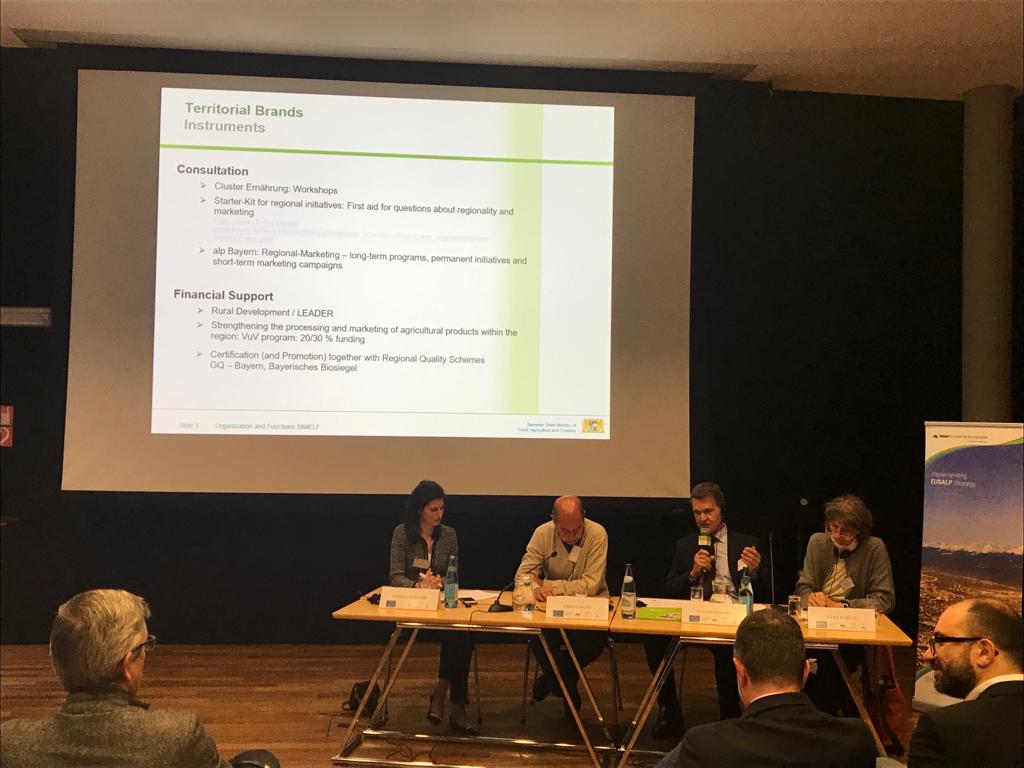 _Eusalp's tweet photo. Representatives from Bavaria present important results at the Territorial Brands international workshop of #Bozen: “50 protected origin brands, 70 territorial and local brands and numerous territorial schemes”
#EUSALP #Alps #Alpineregion #agrifood #alpinefood @EURAC https://t.co/mwUMk2e1iV
