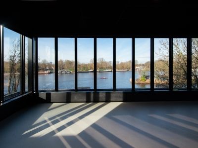 KoningEllis's tweet photo. Nu het echt mooi weer wordt gaat iedereen weer lekker met een bootje de Amstel op. Kijk dan even opzij bij roeivereniging @skollamsterdam waar wij een prachtige dakopbouw voor ontworpen hebben. https://t.co/s5sGhdNRLA Fotografie @MerijnSoeters https://t.co/OZtDReuZZN
