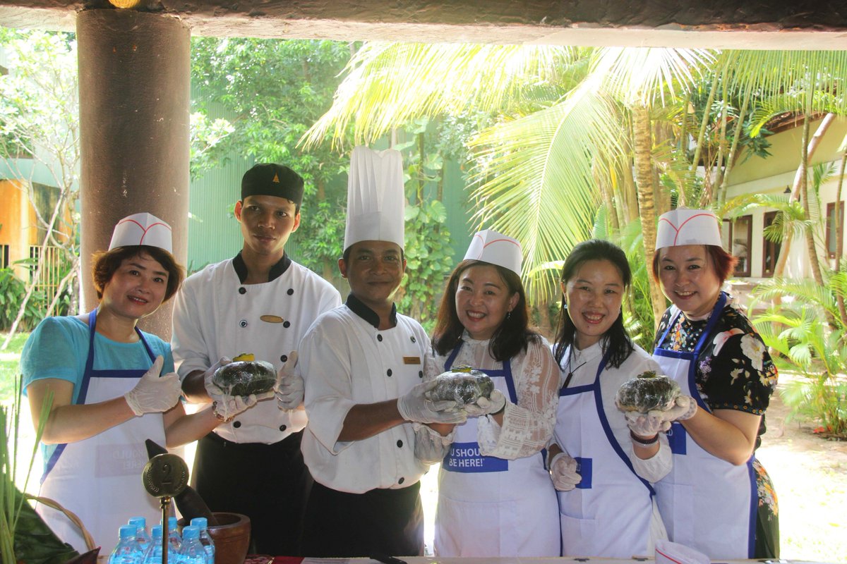 RoyalAngkor's tweet photo. A great time cooking class to be shared by Royal Angkor Resort chefs, In these series, you will apply basic cooking knowledge and skills as we tackle fundamental cooking techniques, learn about ingredients and build a cooking habit.

https://t.co/cauE7qbB9X https://t.co/W0jLyYkJjw
