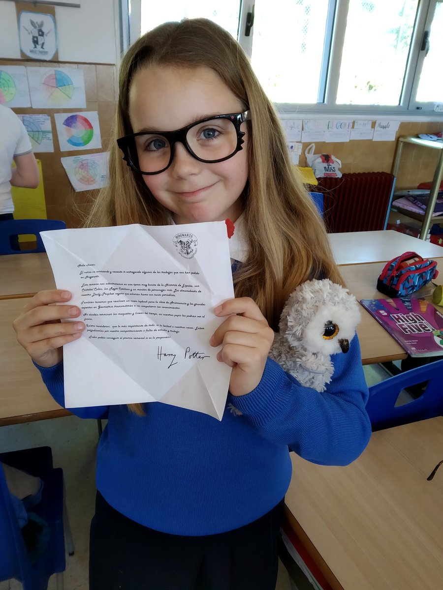Nos hemos encontrado con una gran sorpresa a la vuelta del recreo. ¡Carta de #HarryPotter ! Nos ha pedido ayuda y ha dejado un consejo: lealtad, trabajo, constancia, respeto. Y nos anima a ser mejores para conseguir el premio semanal. #TeCuentoUnaHistoria <a href="/ausevamaristas/">Maristas Auseva</a>