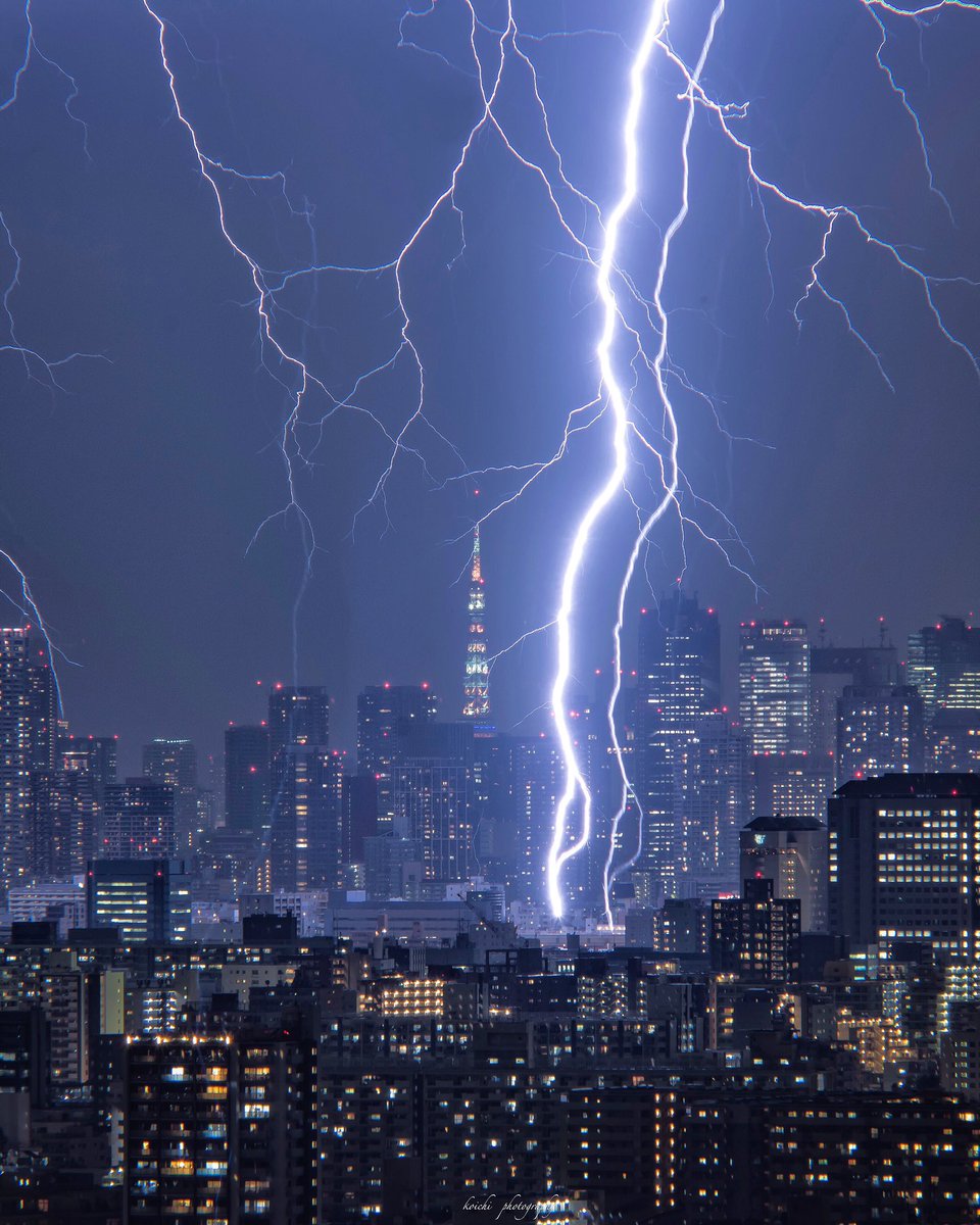 Koichi 大量の落雷が都内を襲った夜 都心に落ちる2万発の稲妻を タワーホール船堀から撮影していました 令和に伝える1枚 東京カメラ部令和記念フォトコン