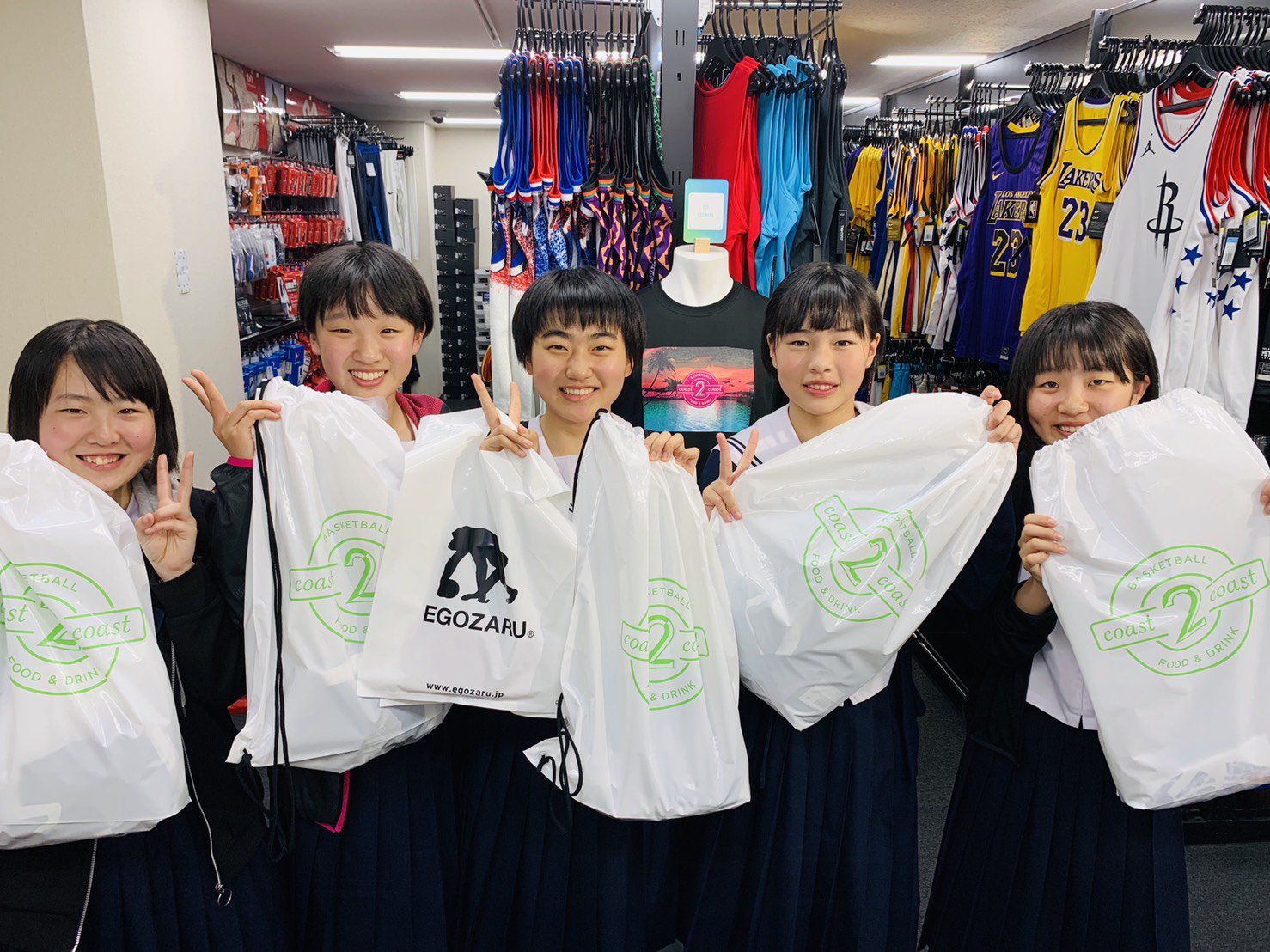 Ms Tokyo 本日秋田県2校目 修学旅行で仁賀保中学校の皆様がご来店です 女バスがキターーーー 夏にぴったりデザインの限定tシャツとプレゼント をご購入 自他共に満足間違いなし T Co T3bxlhb1ur Twitter