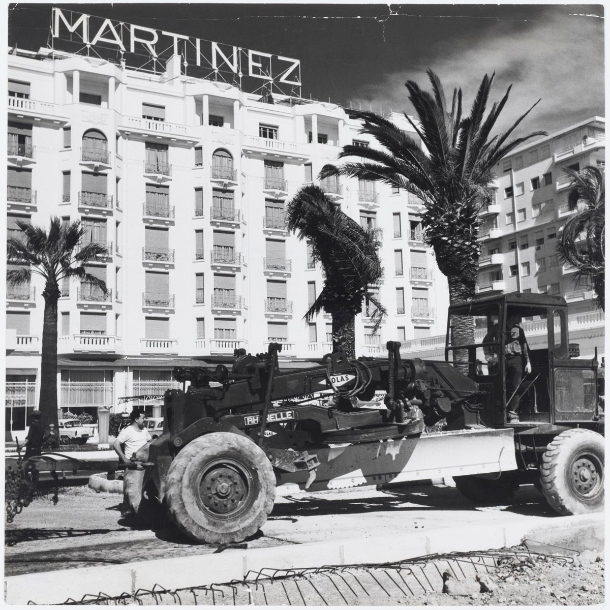 GroupeColas's tweet photo. Pour accompagner l'ouverture du #festivaldeCannes ce soir, retour en image sur le chantier de réfection de chaussées réalisé par Colas en 1963 sur la Croisette 🎬 #Cannes2019 #90ansColas #Colasis90 https://t.co/5Ni8afkAoa