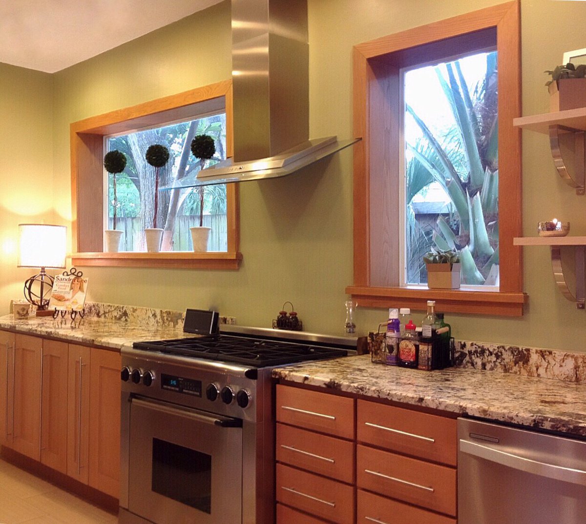 TweakYourSpace's tweet image. ON THE BLOG TODAY! $500 Kitchen Makeover - Learn these simple tips that brought function, warmth, and personality to this family's kitchen without having to remodel! CLICK ow.ly/B1dP50qjUS2 TO LEARN HOW!