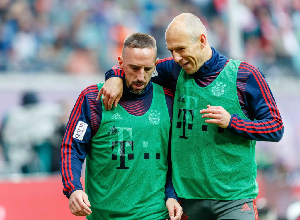 UEFAcom_de's tweet photo. 😊 @FranckRibery + @ArjenRobben = #Bromance 👬 @FCBayern https://t.co/B6KXCSu2cI