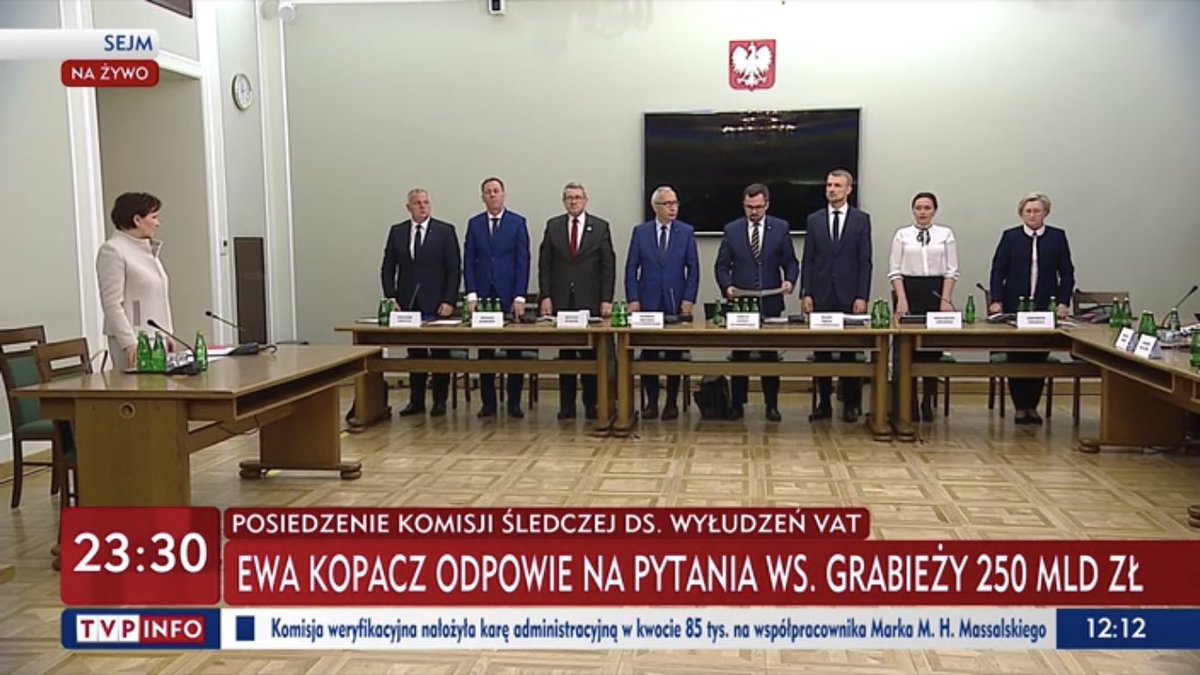 To rząd Ewy Kopacz wprowadził najważniejsze ustawy dotyczące jednolitego pliku kontrolnego. Ale TVP wie swoje. Pan Poseł Smoliński nie głosował za tą ustawą, która pomaga do dziś państwu walczyć z mafią Vatowska. Niech to najlepiej świadczy o wiarygodności tej Komisji.