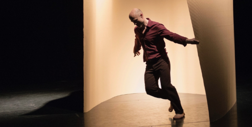Réécoutez Éric Fessenmeyer qui était mon invité sur <a href="/RCFAlpha/">RCF Alpha</a> pour son spectacle Oscillare au <a href="/LeTriangle/">Le Triangle</a> à Rennes. Une danse avec des cartons pour inventer des paysages et jouer avec le réel et l'irréel. bit.ly/2E5RQRK