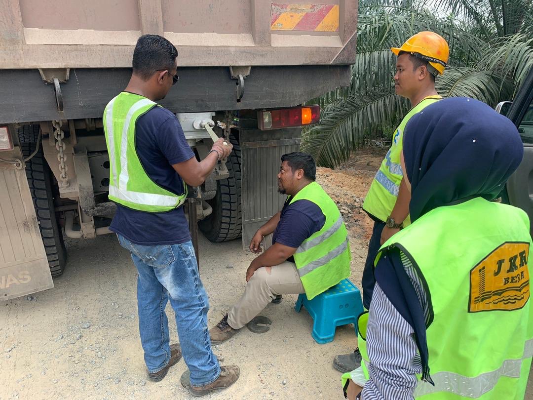 RC_temerloh's tweet photo. Kerja #berkalapavemen #recon #CBRTEST sedang dilaksanakan di ft1579 #bera #teamroadcare @Roadcare_Phg @kpkrjkr @baru_bian @HjAnuarTahir @CSFJ_JKR @MOWorks @JKRMalaysia @Roadcare_Phg @JKRPAHANG @JeDi_Bera @BeraJkr @Roadcare_Msia https://t.co/V4ium2zHS3