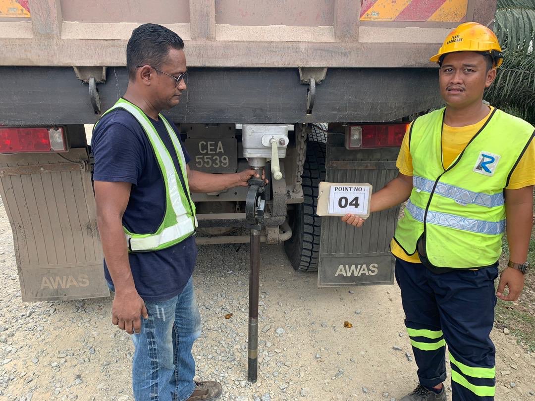 RC_temerloh's tweet photo. Kerja #berkalapavemen #recon #CBRTEST sedang dilaksanakan di ft1579 #bera #teamroadcare @Roadcare_Phg @kpkrjkr @baru_bian @HjAnuarTahir @CSFJ_JKR @MOWorks @JKRMalaysia @Roadcare_Phg @JKRPAHANG @JeDi_Bera @BeraJkr @Roadcare_Msia https://t.co/V4ium2zHS3