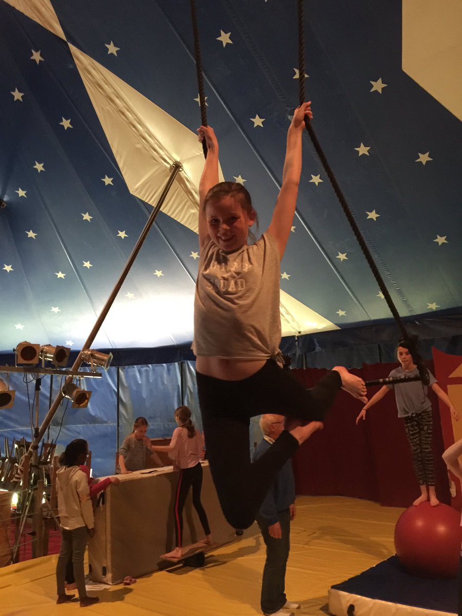 MaisonClaireFontaine tweet media