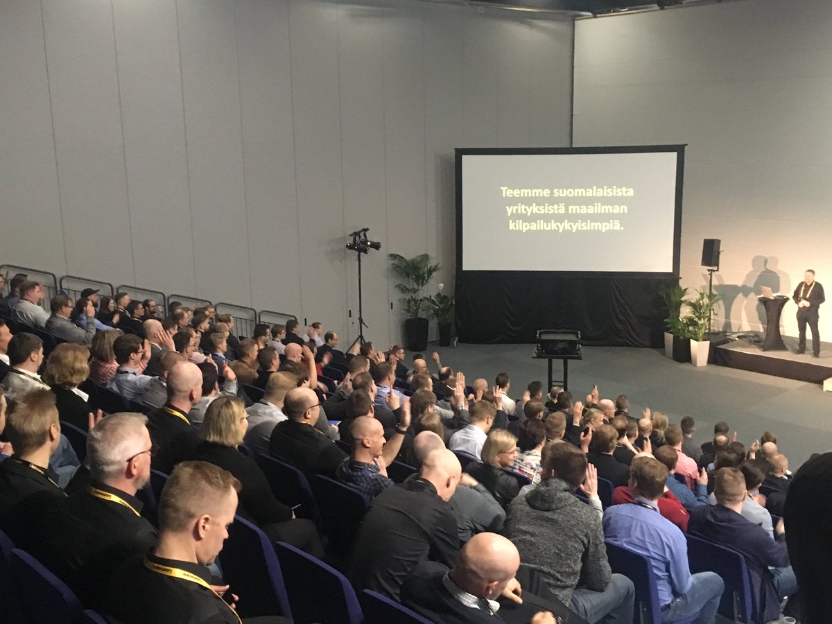 ”Kuinka moni sai uusia ideoita ja vinkkejä aamulla yritysvierailukohteista?”Vastaus kuvassa.🙋🏻‍♀️🙋‍♂️Kilpailukyky 4.0 -tapahtumamme Tampereella.150 henkeä kuuntelemassa kaupan ja teollisuuden toimialoilta, mitä tulisi tehdä #kilpailukyky parantamiseksi ja miten #digitalisaatio auttaa.