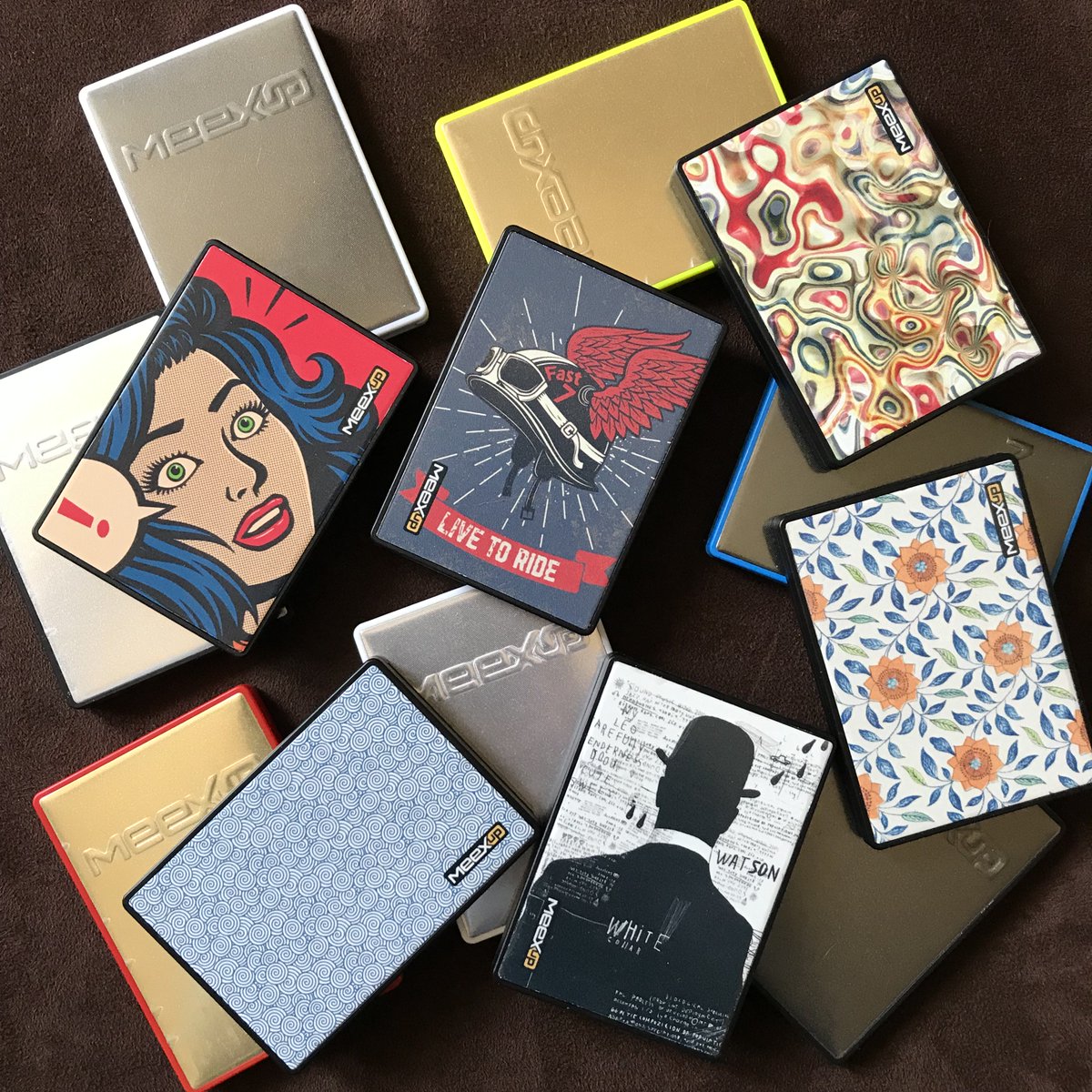 Pour faire un cadeau original, misez sur les porte-cartes MeexUp. Un cadeau utile et design qui plaira à vos mamans et à vos papas 😎 #fetedesmeres 26 mai / #fetedesperes 17 juin

➡️ amzn.to/2IT7cxL 2, 4 ou 6 cartes 

#portecartes #antipiratage  #antiRFID #madeinFrance 🇫🇷