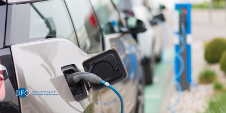 BureauDFO's tweet photo. Vanaf vandaag beschikken wij, op ons parkeerterrein in #Hoevelaken, over vier #oplaadpunten voor elektrische auto’s. Terwijl je bij ons een bijeenkomst bijwoont kan nu ook jouw auto worden opgeladen. Ga jij er gebruik van maken?
#Elektrischeauto #laadpalen #BureauDFO https://t.co/YLN2TGDPv9