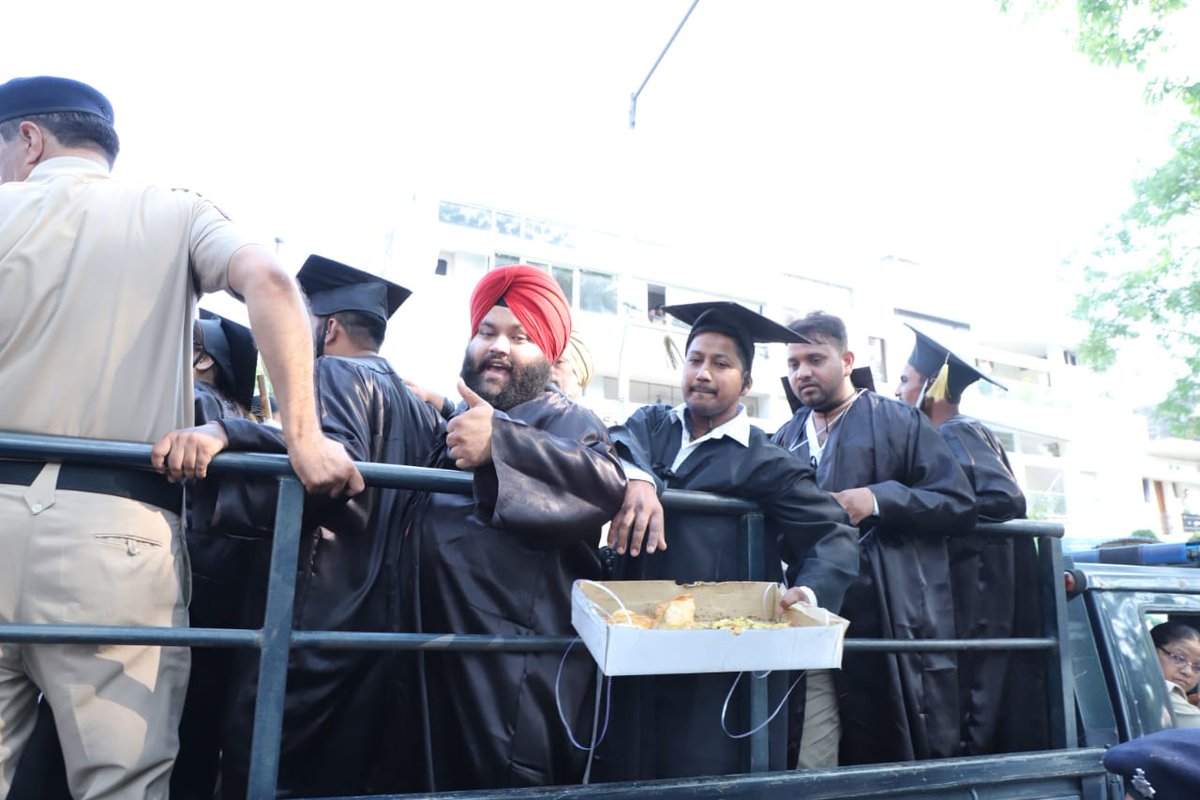 IYCChandigarh's tweet photo. एक तरफ #मोदी जी कहते है, ठेला लगाकर पकौड़े बेचना रोजगार ही तो है। तो फिर आज चंडीगढ़ में मोदी जी की रैली के बाहर पकौड़े बेचते हुए चंडीगढ़ युवा कांग्रेस के कार्यकर्ताओं को गिरफ्तार क्यों किया गया ।
@IYC @Allavaru @INCIndia @pawanbansal_chd @guramneet https://t.co/fPOIKuLVdA