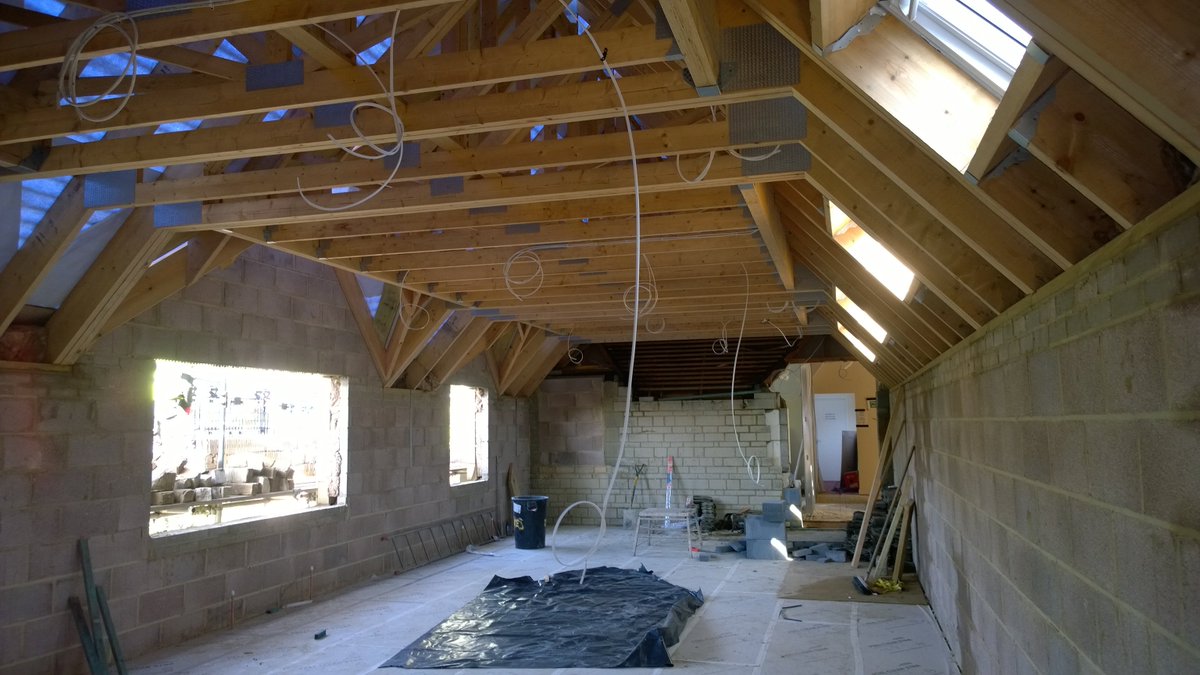 CWDuke's tweet photo. 👀 Take a look at the site over at @RendcombCollege The roofers are taking full advantage of this beautiful May sunshine ☀️ Some excellent work. #Cotswold #Refurbishment #Sunshine #Projectontrack https://t.co/I67uLADUti