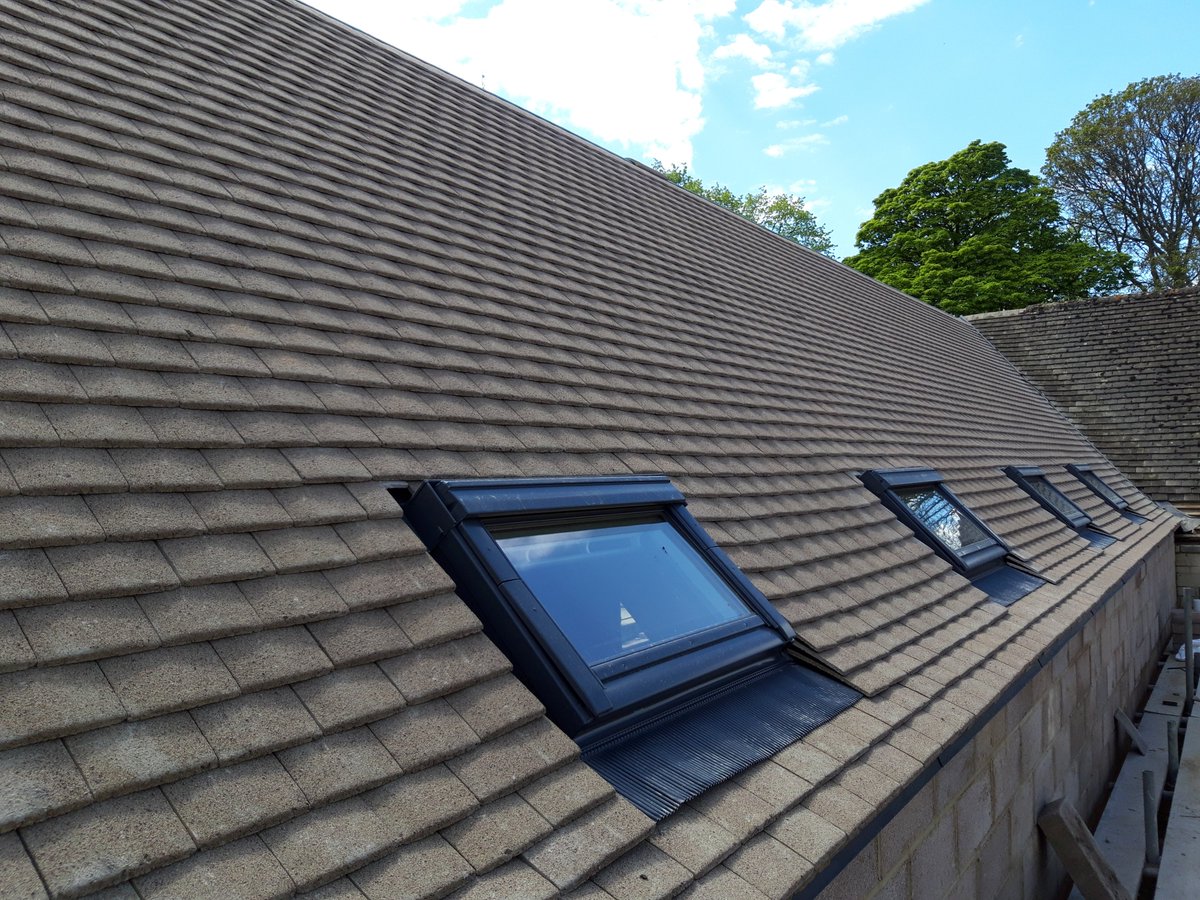 CWDuke's tweet photo. 👀 Take a look at the site over at @RendcombCollege The roofers are taking full advantage of this beautiful May sunshine ☀️ Some excellent work. #Cotswold #Refurbishment #Sunshine #Projectontrack https://t.co/I67uLADUti