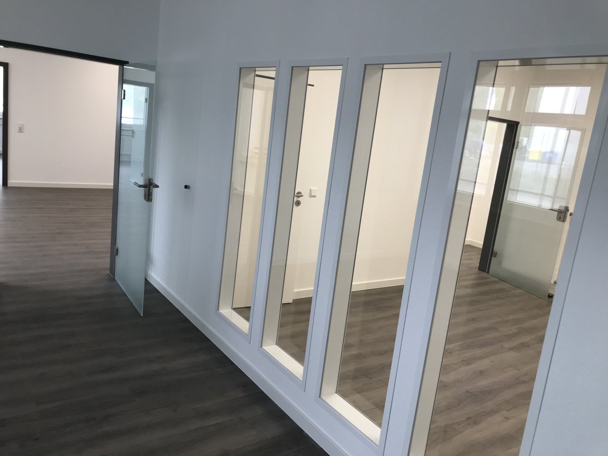 Klassik_Garage's tweet photo. Attraktive und neu renovierte Büroflächen in Eschborn zu vermieten!
150qm frisch sanierte Bürofläche mit Fußbodenheizung, Netzwerkverkabelung und Küche.

#klassikgaragekronberg #vintaglofteventlocation #workingspace #modern #work #office #event #mieten #oldtimer https://t.co/0wSlHhODYX