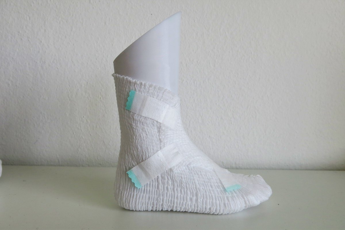 Pedilay stellt eine neuartige Symbiose aus Socke und Verband für medizinische Behandlungen am Fuß her.
Hierfür haben wir 2 bestehende Fußmodelle gescannt, sie nach indiv. Vorstellungen im CAD angepasst und mit anwendungsoptimiertem FFF-Prozess 3D-gedruckt.
phoenix-innovation.de/news/pedilay/