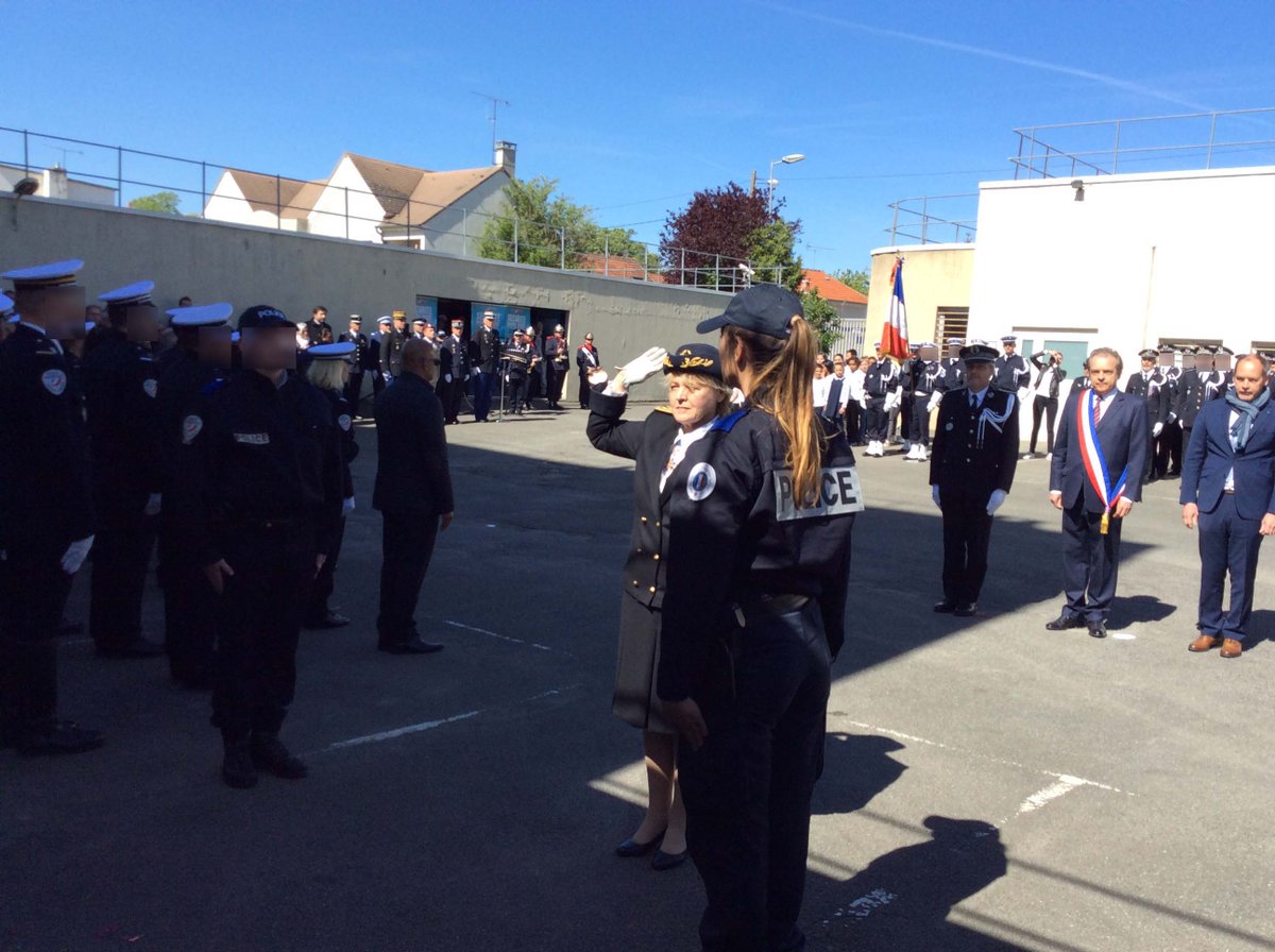 Prefet77's tweet photo. [#Cérémonie77] en #hommage aux #policiers morts pour la France. B.   Abollivier, préfète de #SeineEtMarne a présidé aux côtés de P. Justo, #DDSP77  de @PoliceNat77 une cérémonie à @VilleMelun en présence des autorités militaires et civiles. 35👩‍✈️👨‍✈️ont été décorés à cette occasion https://t.co/o8RlQGjZdE